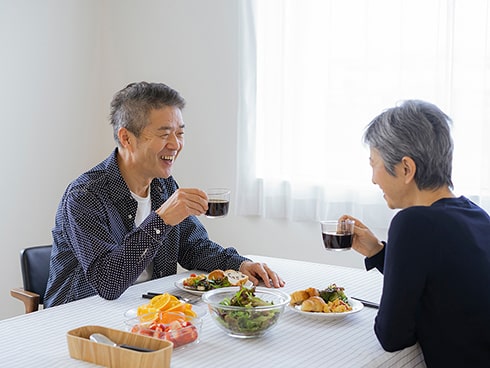 食事を楽しむ夫婦