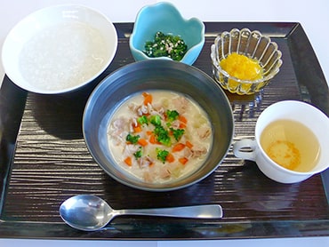 ごはん・シチュー・ほうれん草の炒め物・フルーツ・コンソメスープ：きざみ食