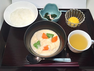 ごはん・シチュー・ほうれん草の炒め物・フルーツ・コンソメスープ：ソフト食