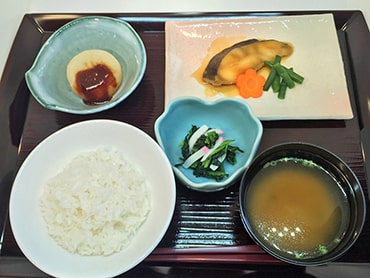 ごはん・魚の煮付け・ふろふき大根・お浸し・味噌汁：常食