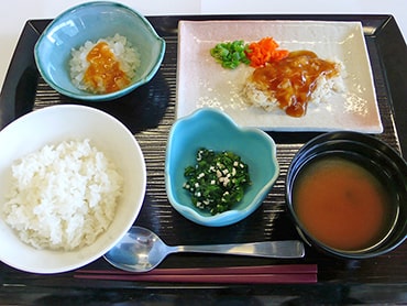 ごはん・魚の煮付け・ふろふき大根・お浸し・味噌汁：きざみ食