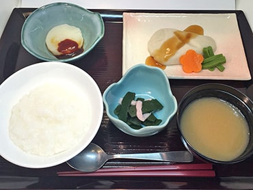 ごはん・魚の煮付け・ふろふき大根・お浸し・味噌汁：ソフト食