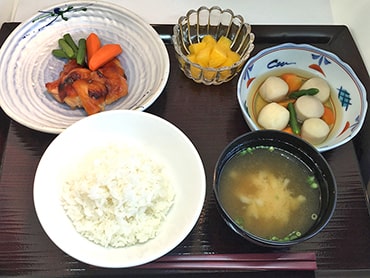 ごはん・鶏肉の照り焼き・里芋の煮物・フルーツ・味噌汁：常食