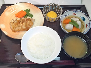 ごはん・鶏肉の照り焼き・里芋の煮物・フルーツ・味噌汁：ソフト食