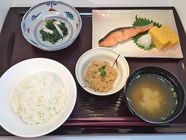 ごはん・鮭の塩焼き・納豆・お浸し・味噌汁：常食