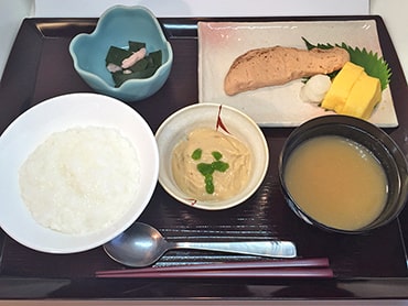 ごはん・鮭の塩焼き・納豆・お浸し・味噌汁：ソフト食