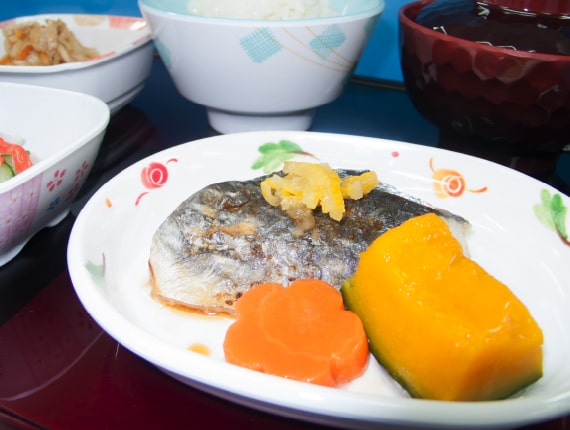 一般食：焼き魚・にんじん・かぼちゃの煮物