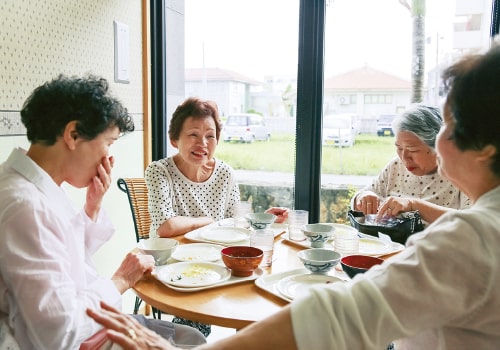 食事を楽しむシニア女性達